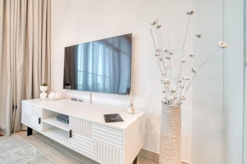5 Mins to JBR Beach, Luxury Studio in Dubai Marina's Best Tower - Tap to explore photos