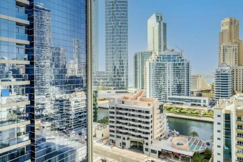 5 Mins to JBR Beach, Luxury Studio in Dubai Marina's Best Tower - Tap to explore photos