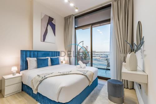 Minimalist 1BR in Binghatti Luna, JVC by Deluxe Holiday Homes - Tap to explore photos