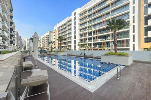 Bright Studio Azizi Riviera Close to Downtown - Tap to explore photos