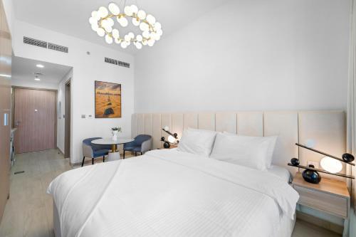 Bright Studio Azizi Riviera Close to Downtown - Tap to explore photos
