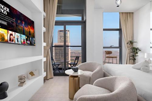 Chic Studio with Balcony & Skyline View l Pool & Gym - Tap to explore photos