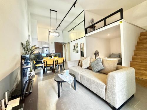Lynhomes 22 The Establishment Bangsar Family Suite KL City Centre - Tap to explore photos