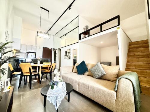 Lynhomes 22 The Establishment Bangsar Family Suite KL City Centre - Tap to explore photos