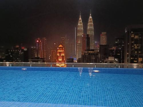 COL 137B Modern Balcony KLCC View & Infinity Pool - Tap to explore photos