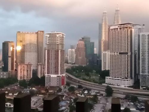 COL 137B Modern Balcony KLCC View & Infinity Pool