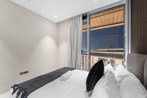 Bluewaters 4BR Panoramic Eye of Dubai Views Near JBR Beach - Tap to explore photos