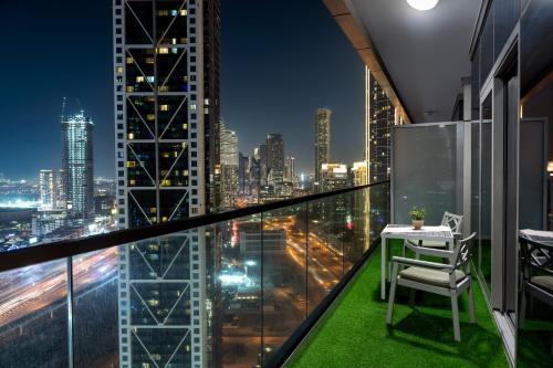 Burj Khalifa Infinity Pool 2BR Sea & City View - Tap to explore photos