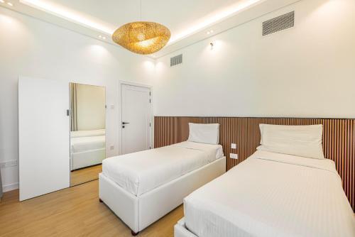 Daniels Serene 3BR with Palm View at Marina Pinnacle - Tap to explore photos