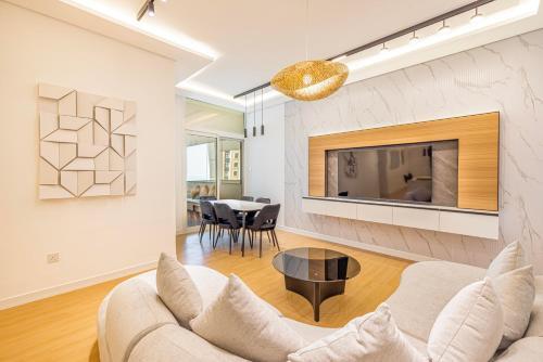 Daniels Serene 3BR with Palm View at Marina Pinnacle - Tap to explore photos