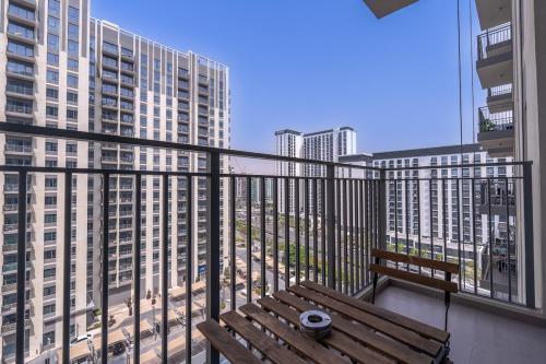 Free housekeeping visits during your stay - StayShort - Chic 1BR Flat Stunning Views in Dubai Hills