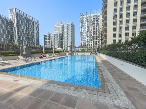 Free housekeeping visits during your stay - StayShort - Chic 1BR Flat Stunning Views in Dubai Hills - Tap to explore photos