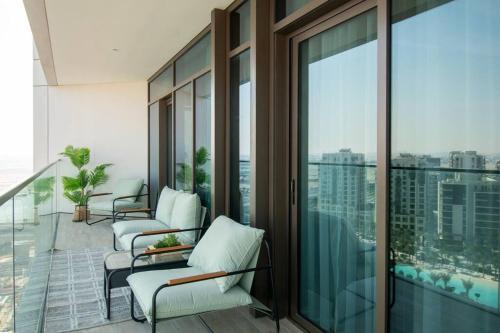 Waves - Luxurious 11th Floor Retreat in Palace Residences - Tap to explore photos