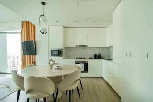 Waves - Luxurious 11th Floor Retreat in Palace Residences - Tap to explore photos
