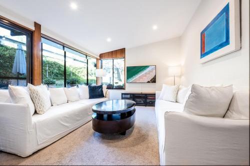 Delightful 4-bed Home Near Centennial Park - Tap to explore photos