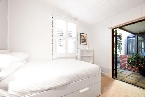 Delightful 4-bed Home Near Centennial Park - Tap to explore photos