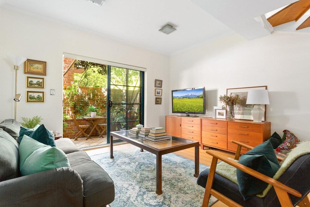 Spacious 2-bed Townhouse With a Lush Courtyard - Tap to explore photos