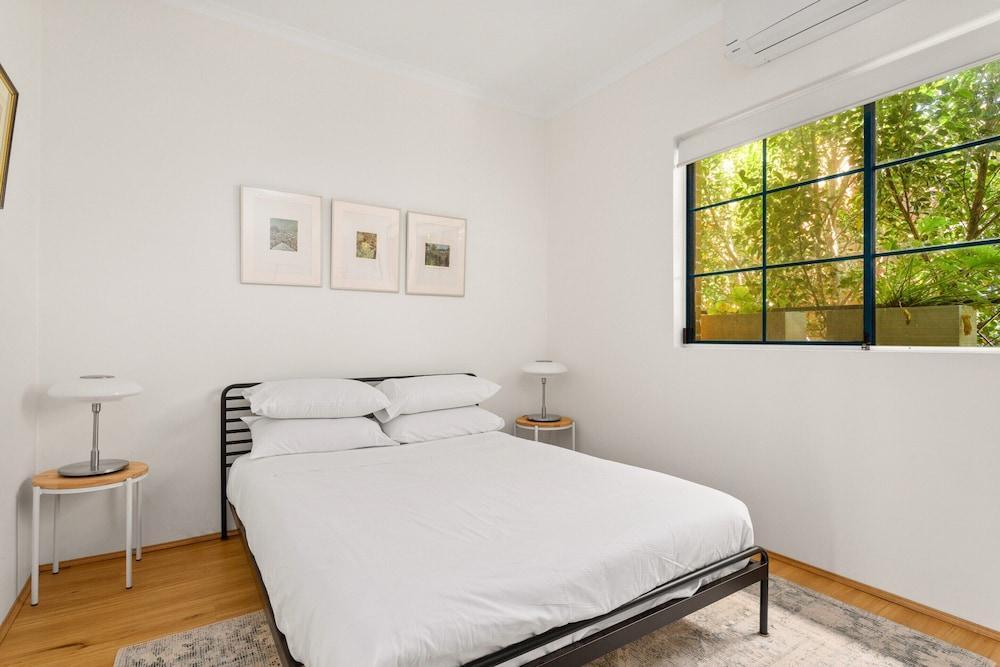 Spacious 2-bed Townhouse With a Lush Courtyard - Tap to explore photos