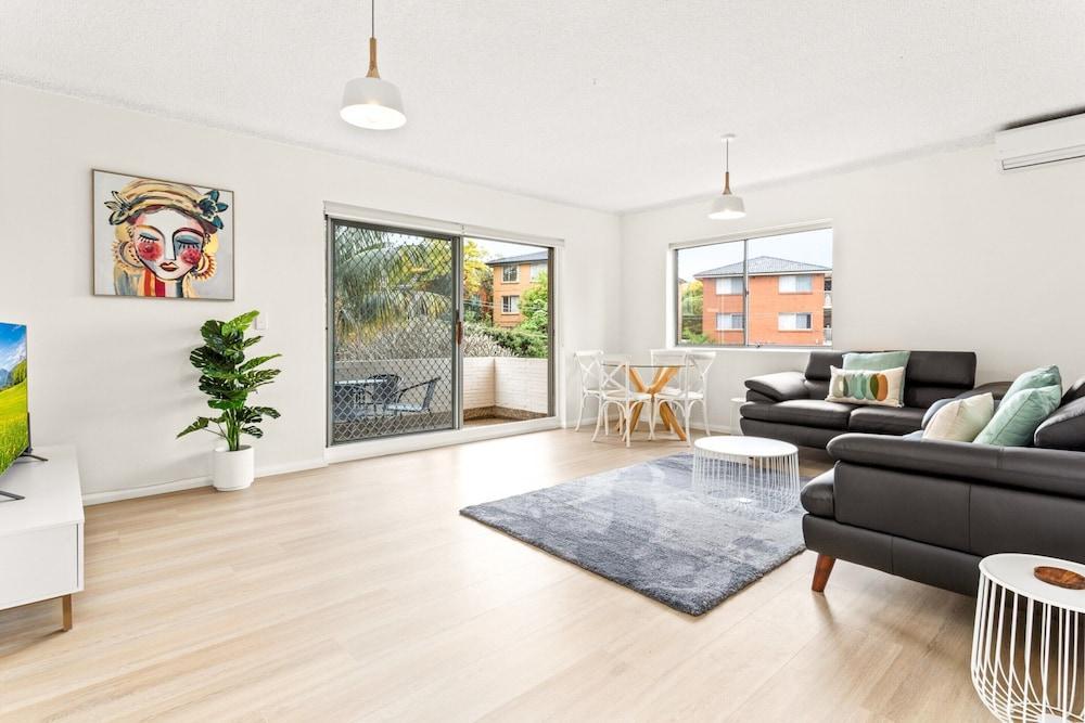 Bright and Convenient Apartment, Close to Shops - Tap to explore photos