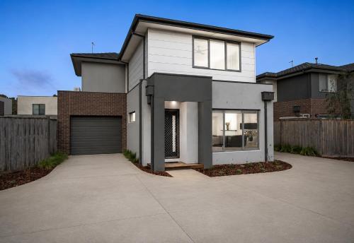 Holiday on Dromana by Ready Set Stay - 150m from the beach Room Type - Three-Bedroom House