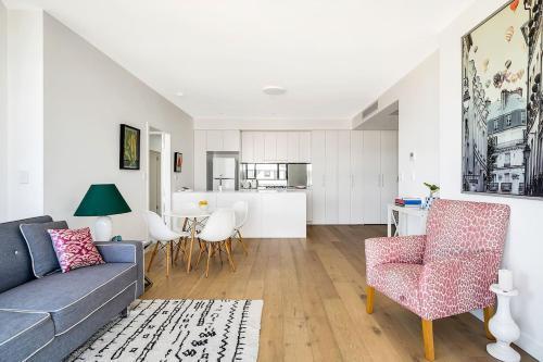 Bright Rockdale Escape near Bayside Beaches - Tap to explore photos