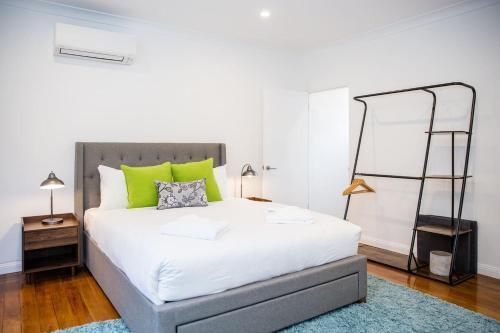Esperanza Gardens - A Stylish Victorian Studio - Tap to explore photos