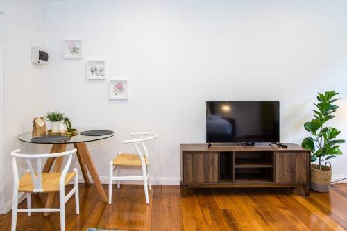 Esperanza Gardens - A Stylish Victorian Studio - Tap to explore photos