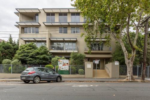 Experience the St Kilda Vibe from a Cosy Retreat