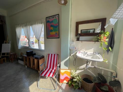 Baan KhaoSoi - Private room in a rooftop hostel 4th floor - Tap to explore photos