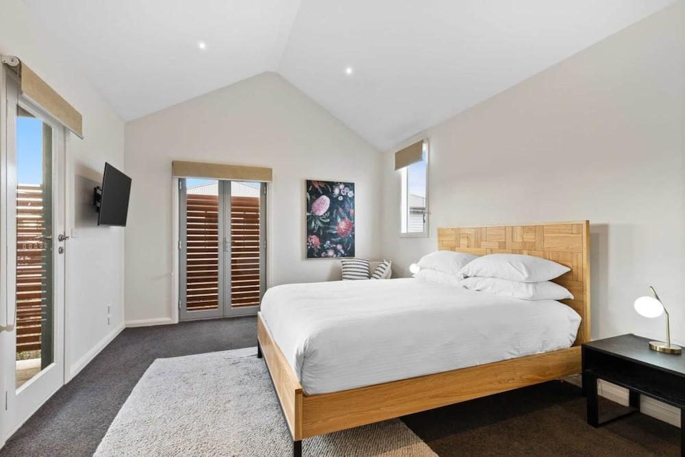 Chic 2-bed Home By Bustling Shops - Tap to explore photos