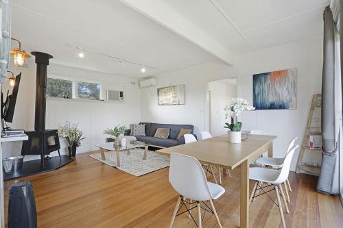 The Starfish Cottage - 250m to bay beach - Tap to explore photos