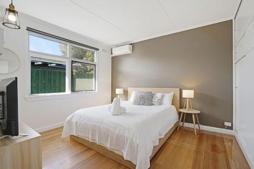 The Starfish Cottage - 250m to bay beach - Tap to explore photos