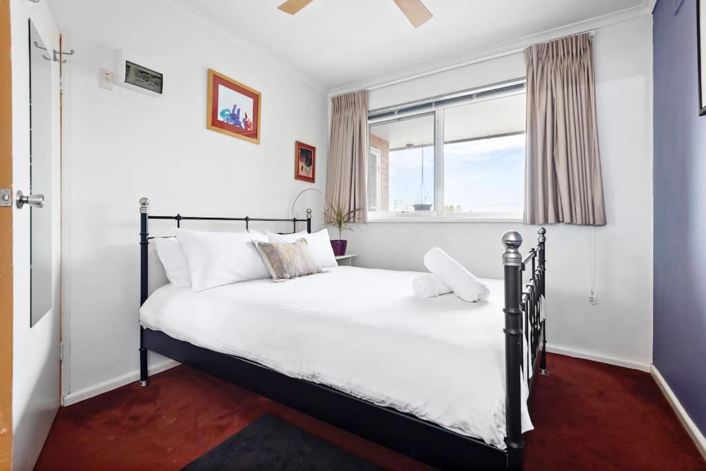Fitzroy meets Clifton Hill at this Cosy Retreat - Tap to explore photos