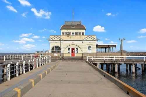 Amazing Beachfront & City Views 2 bed 2 bathroom - Tap to explore photos