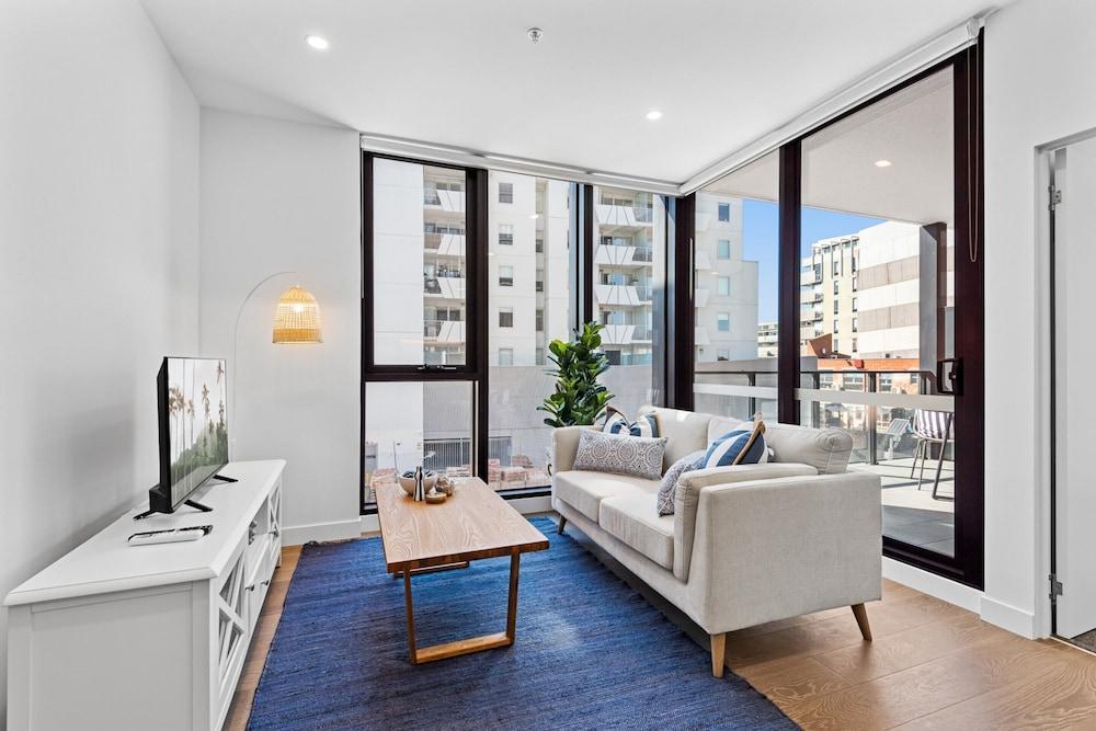 Elegant 1-bed by Shops With Rooftop Swimming Pool - Tap to explore photos