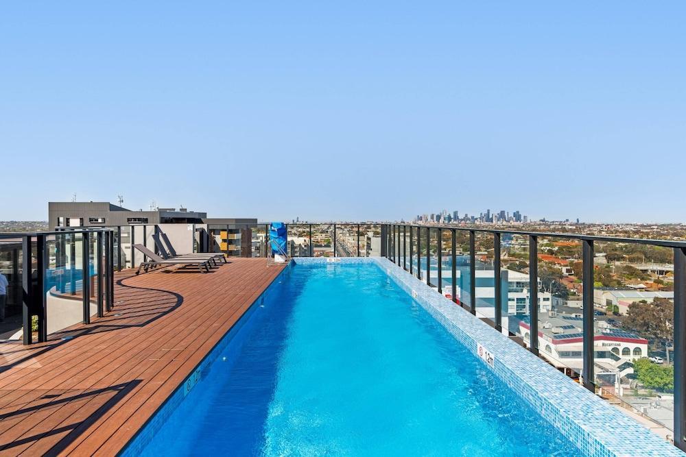 Elegant 1-bed by Shops With Rooftop Swimming Pool - Tap to explore photos