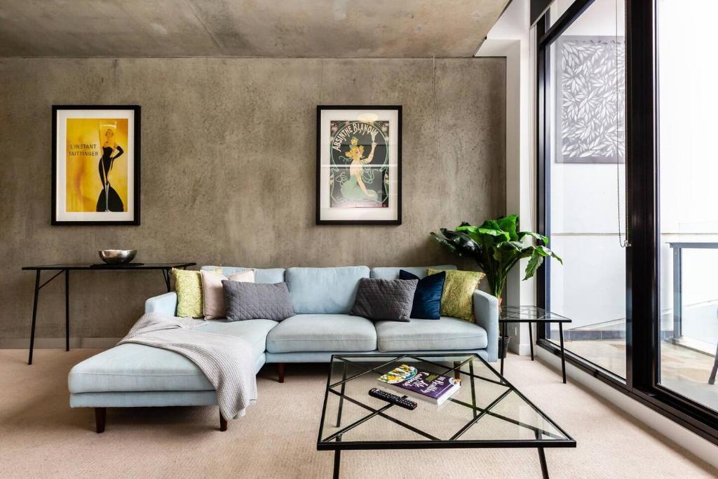 Industrial Chic Balcony Abode near Chapel Street - Tap to explore photos