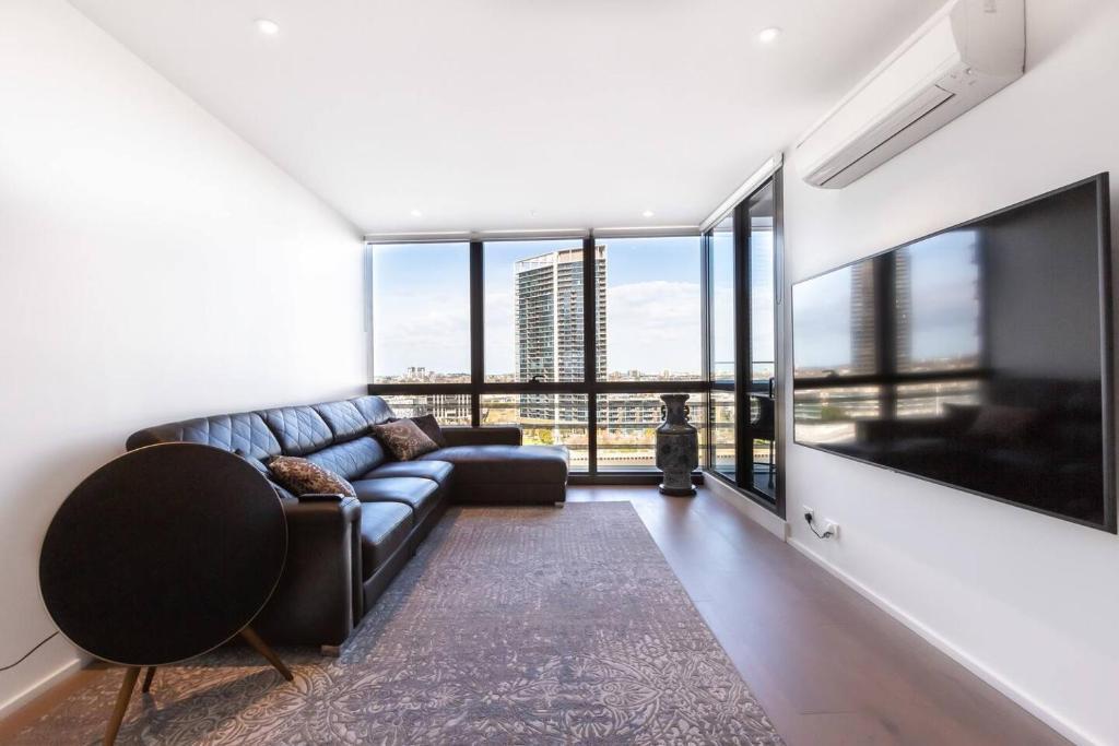 On the River - A Resort-style Retreat in Docklands - Tap to explore photos