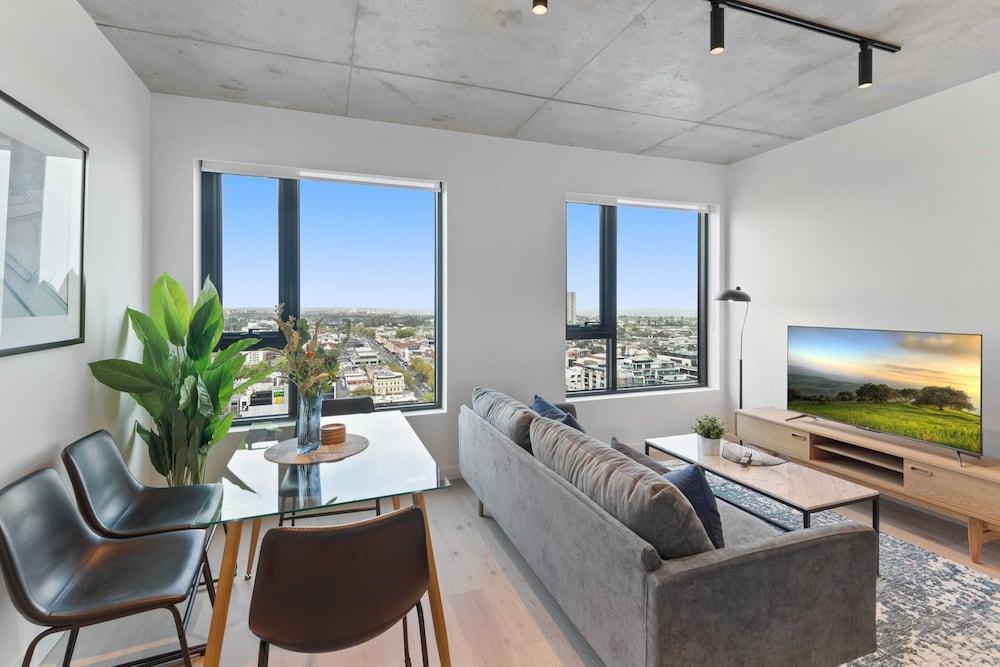 Sophisticated 2-bed With Bay Views & Amenities