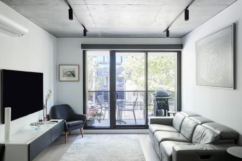 'Modern Minimalism' Slate Chic in the City - Tap to explore photos