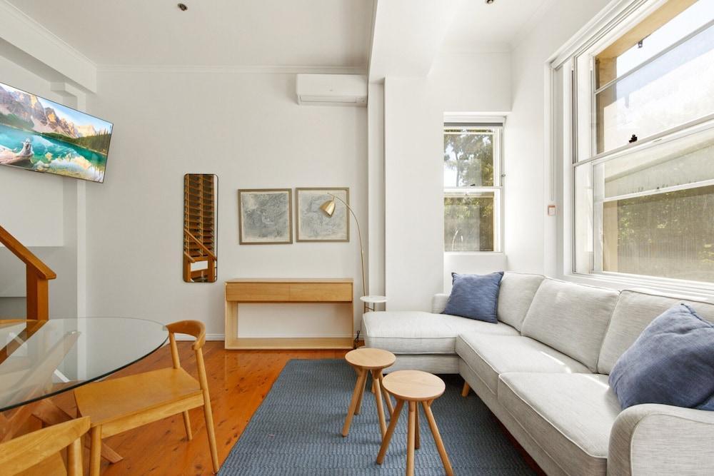 Stylish Inner City 2-bed Unit by Fig Lane Park - Tap to explore photos