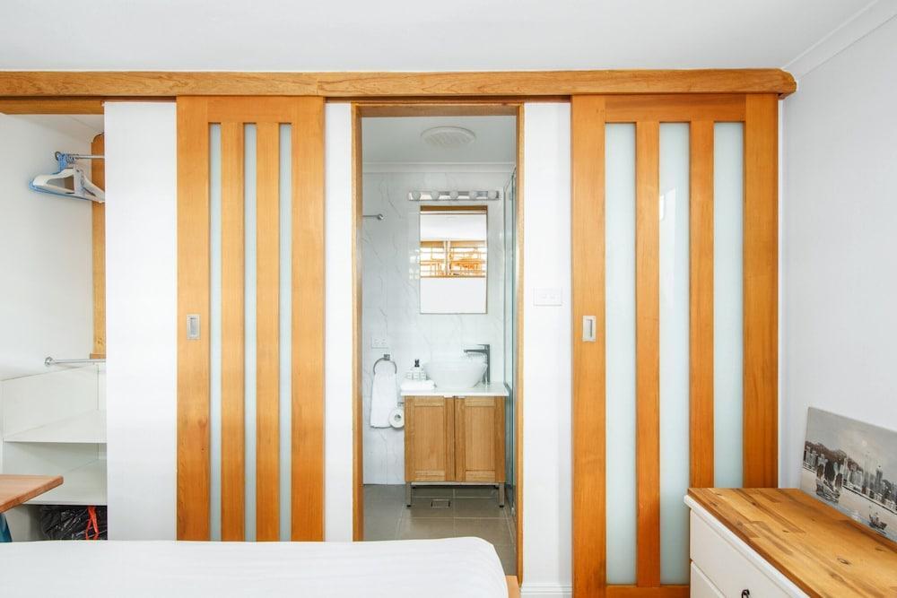 Stylish Inner City 2-bed Unit by Fig Lane Park - Tap to explore photos