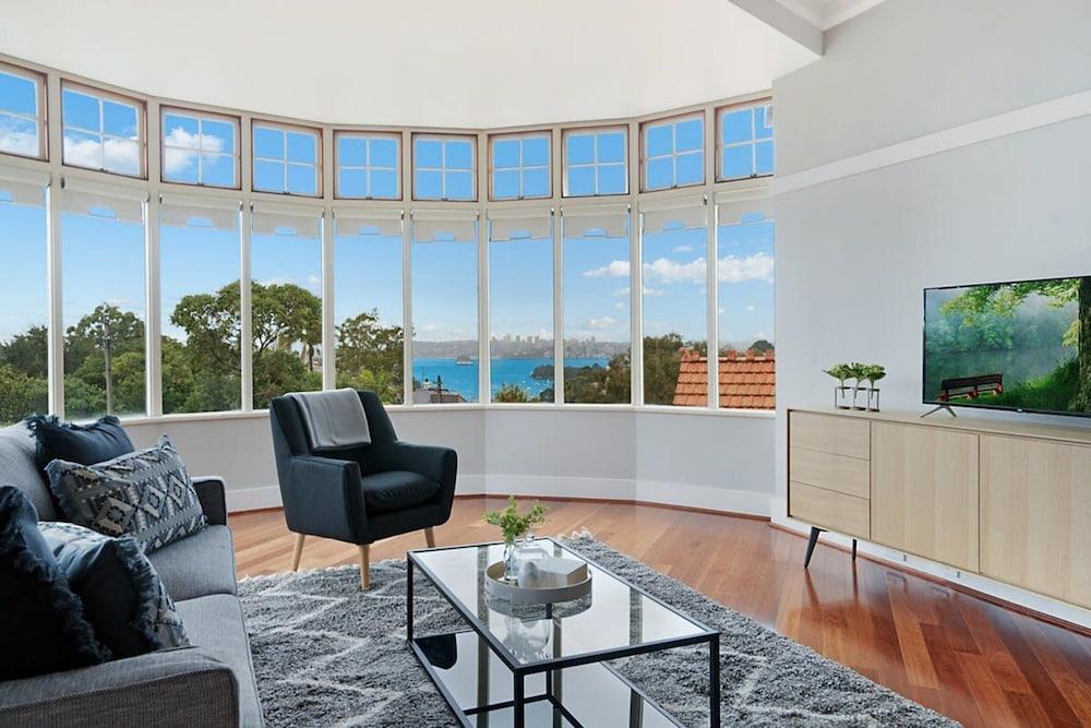 Huge Harbour View Apartment In Historic Home - Tap to explore photos