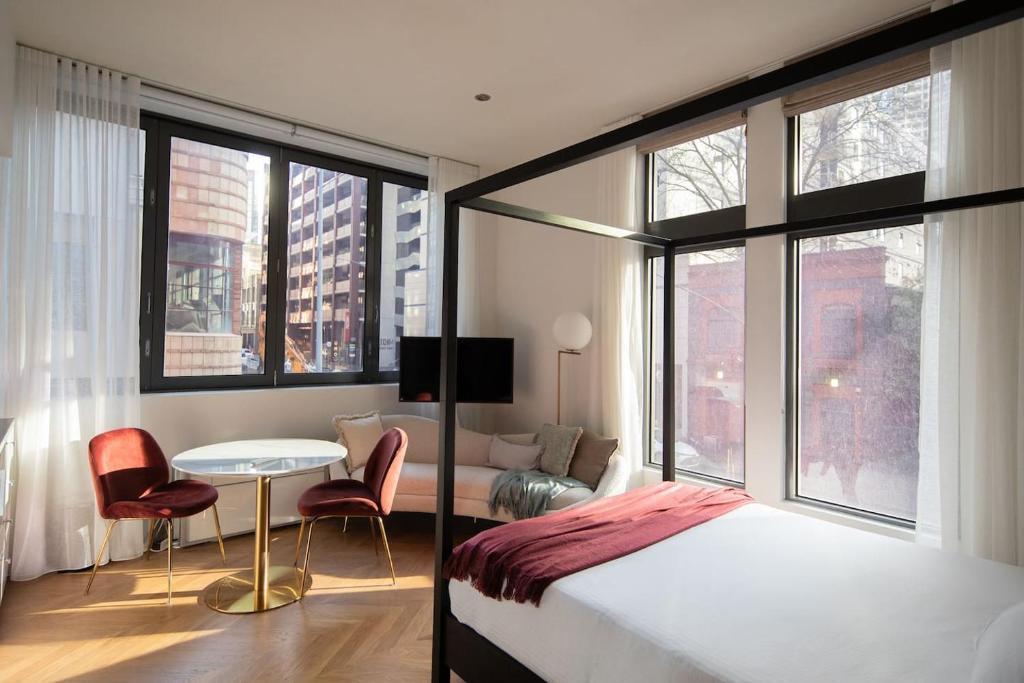 A City-centre Studio for Savvy Business Travellers - Tap to explore photos