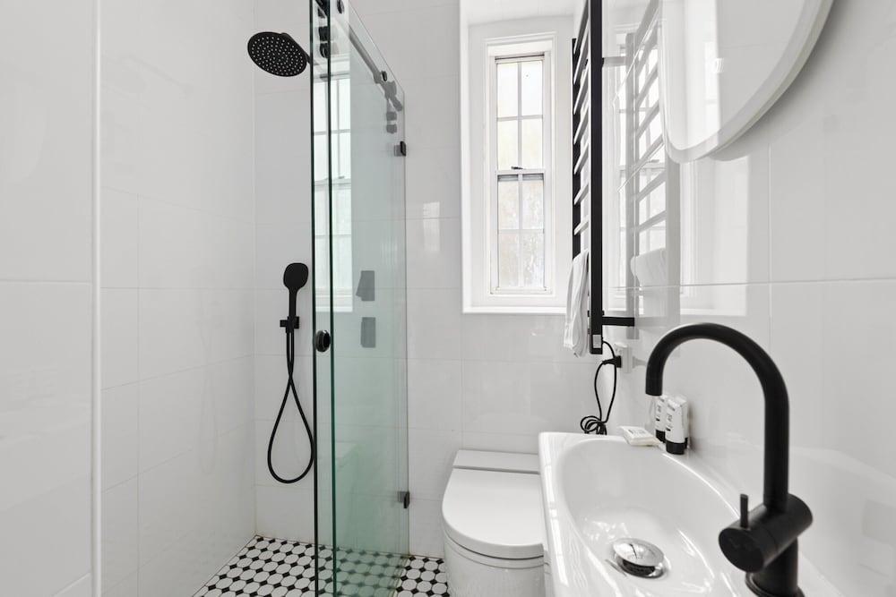 Superb 2-bed Apartment Facing Rose Bay Marina - Tap to explore photos