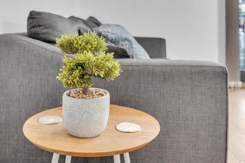 New Modern Apartment near Heathrow Airport - Tap to explore photos