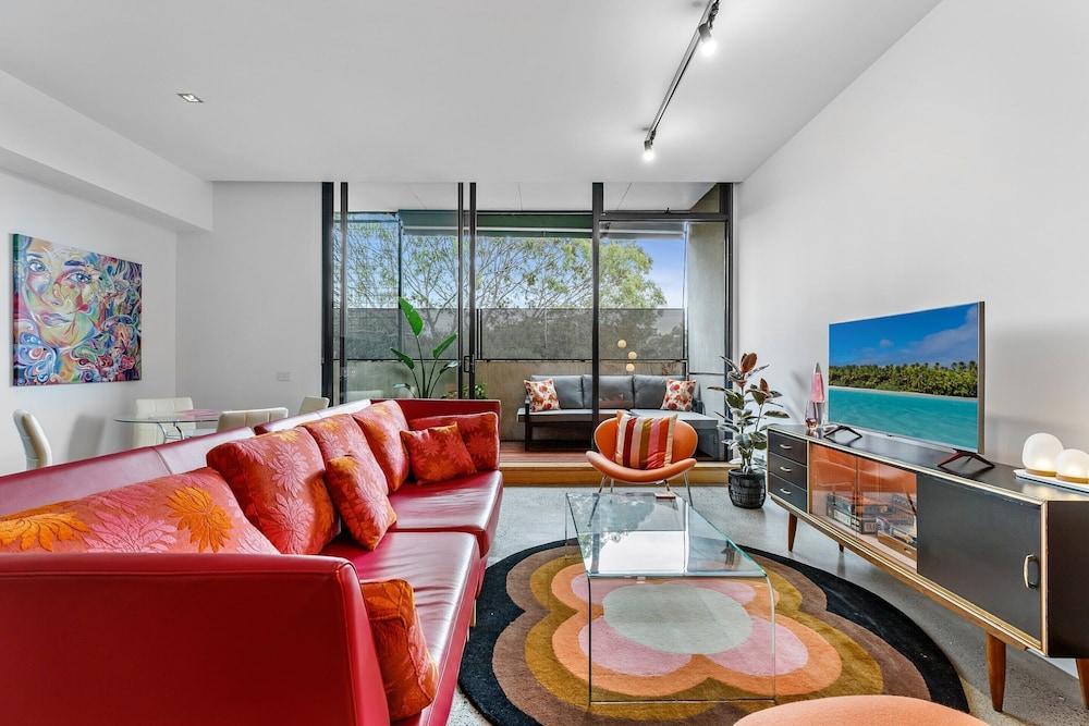 Vibrant 2-bed Apartment Near St Kilda Beach - Tap to explore photos