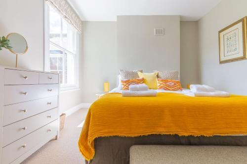 Luxuriously Designed 3 Bedroom Apartment in Clapham - Tap to explore photos