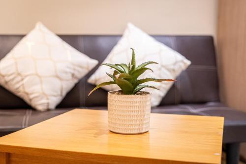 Large studio 2min to hendon Central Station - Tap to explore photos