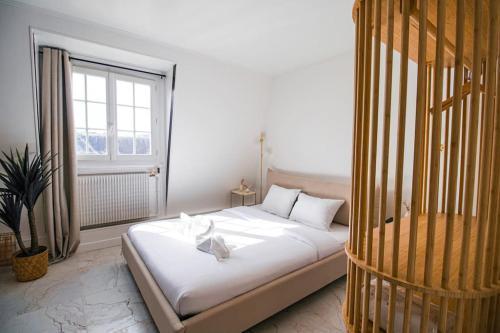 Typical Parisian Studio in Le Marais - Tap to explore photos